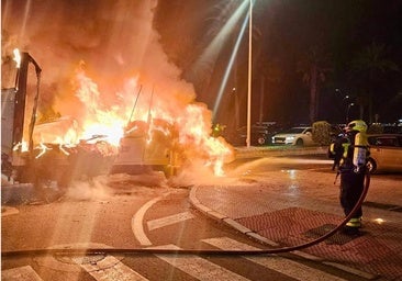 Arde un furgón en la Avenida de la Bahía de Cádiz y el conductor logra salir ileso